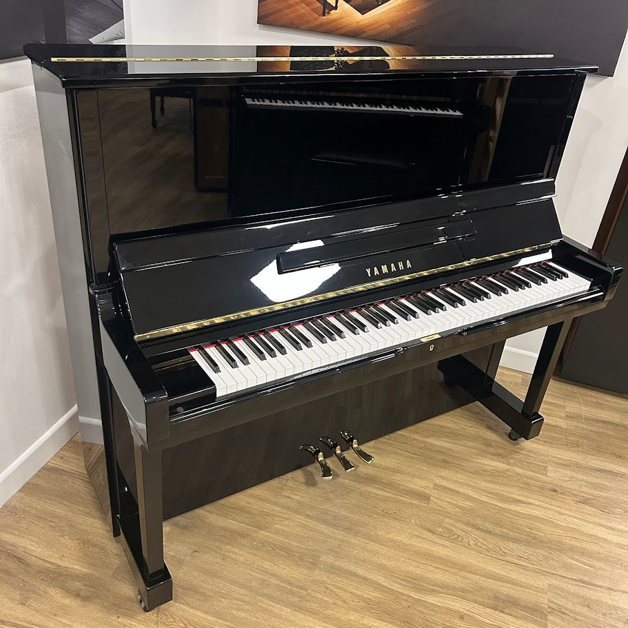 Yamaha SU131 Upright Piano; Polished Ebony: Serial No: 5370872 | Second Hand