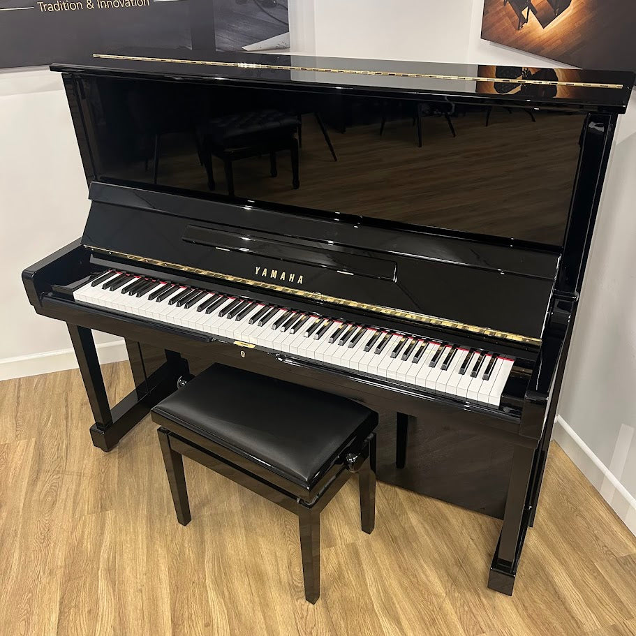 Yamaha SU131 Upright Piano; Polished Ebony: Serial No: 5370872 | Second Hand