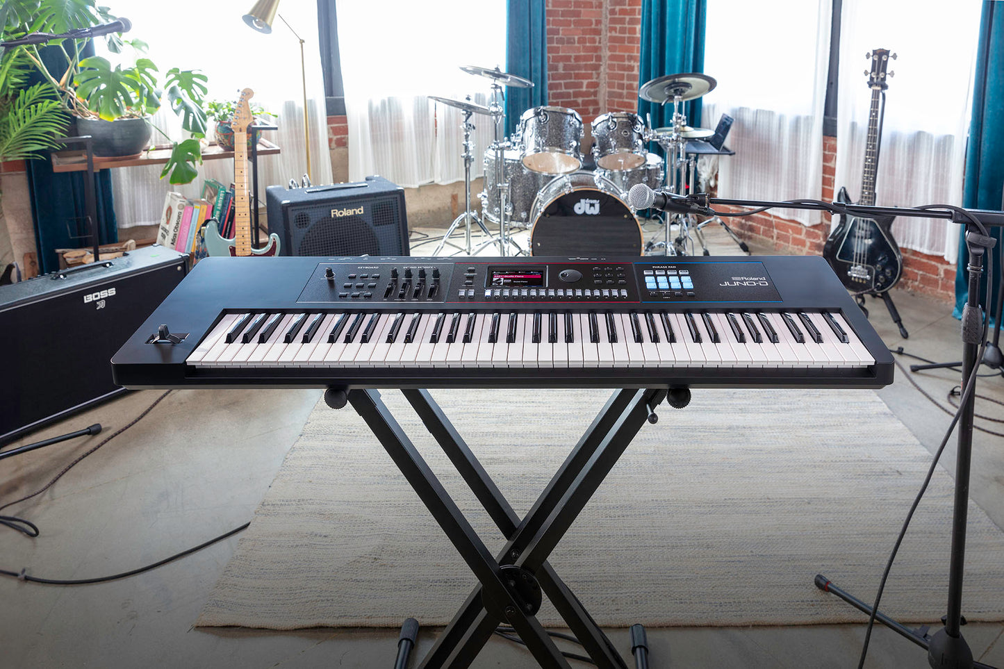 Roland Juno D7 Synthesizer