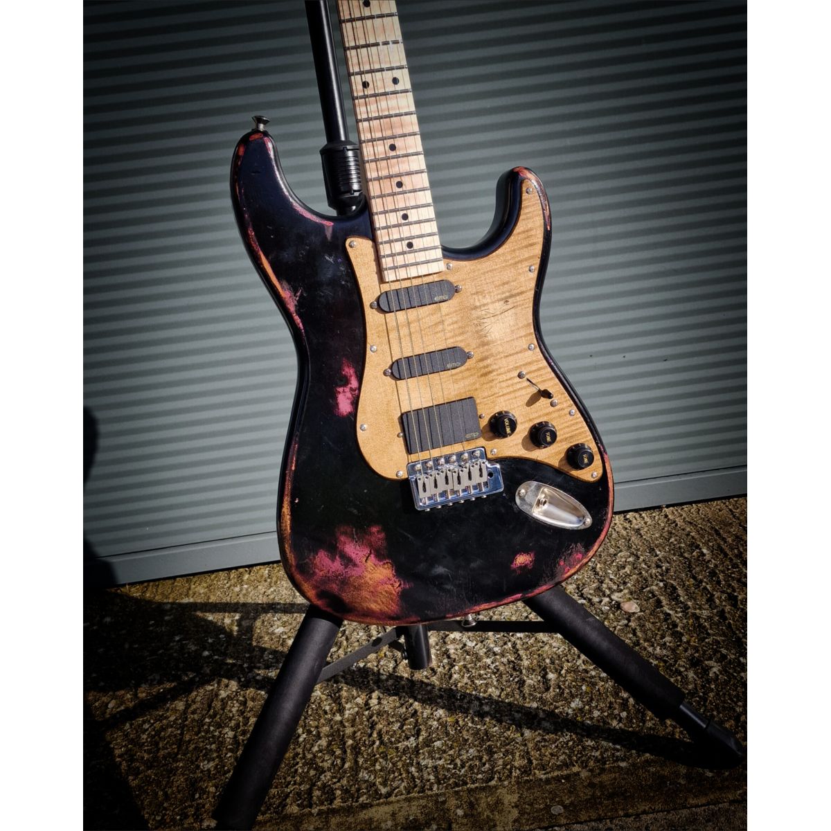 Moore Guitars Samuel; Black O/ Pink #008