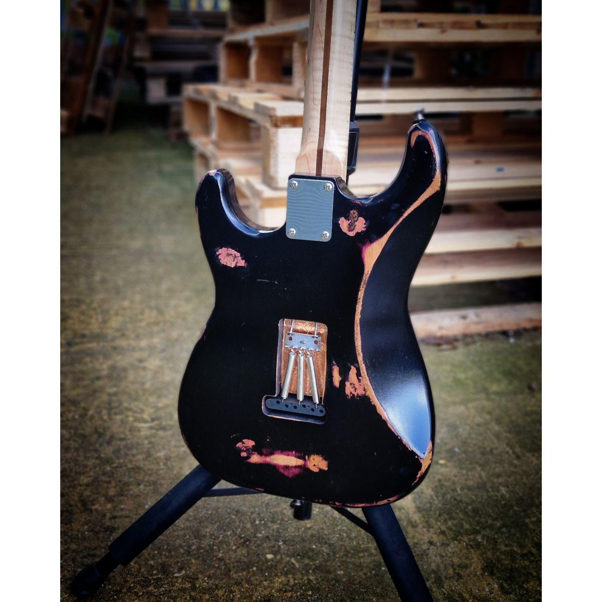 Moore Guitars Samuel; Black O/ Pink #008