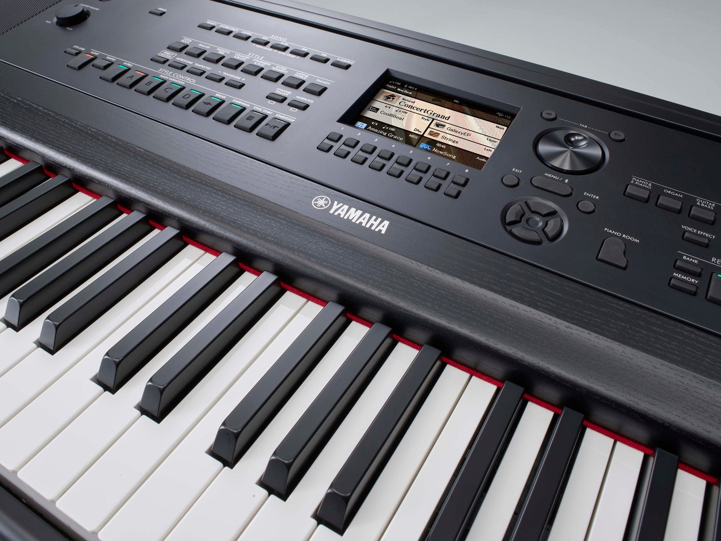 Yamaha DGX670 White Piano Value Package