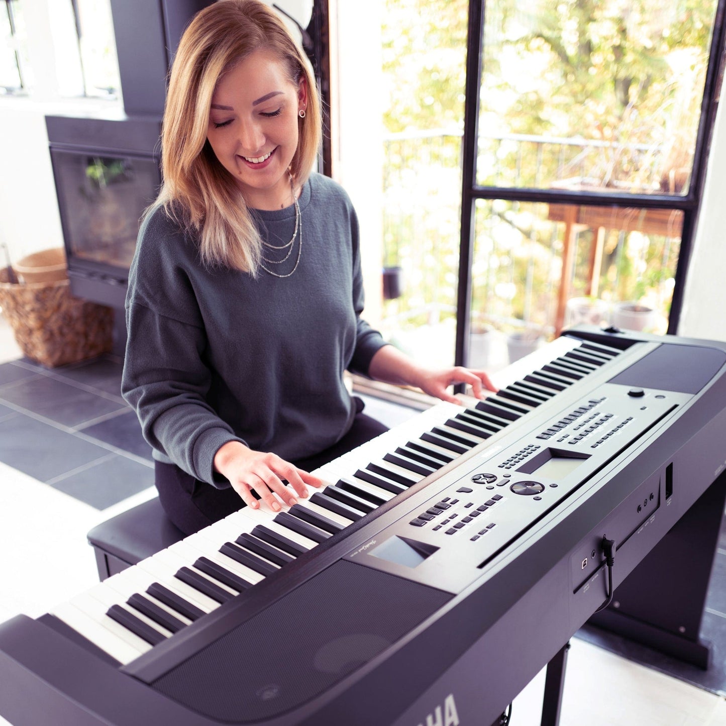 Yamaha DGX670 White Piano Elite Package