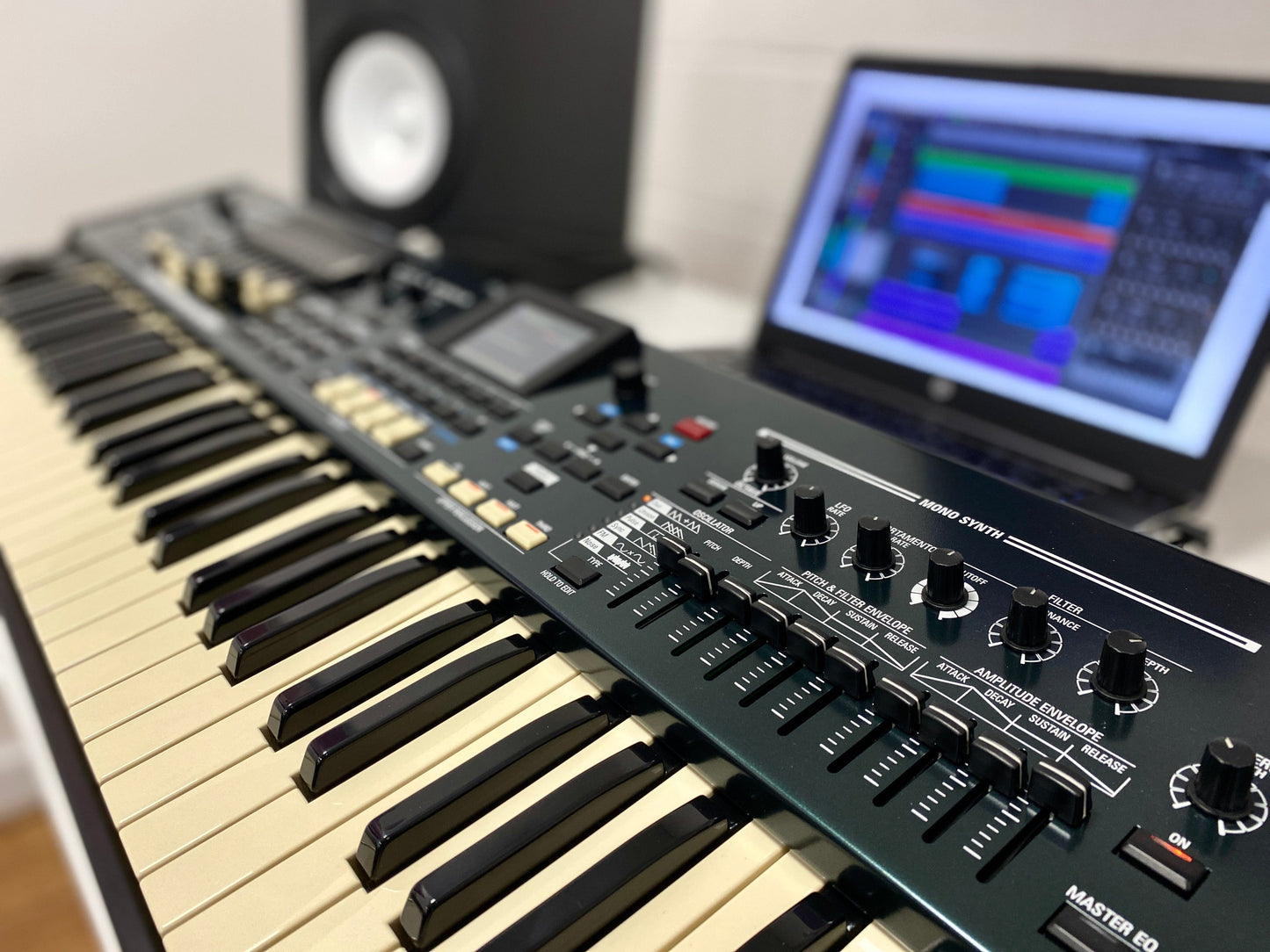 Hammond SK PRO 73 Essentials Bundle