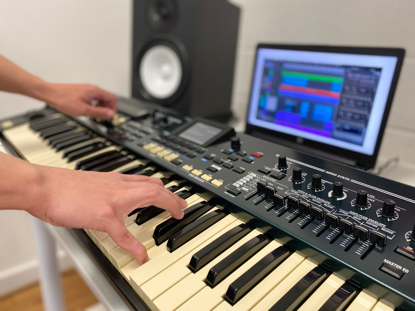 Hammond SK PRO 73 Note Stage Keyboard