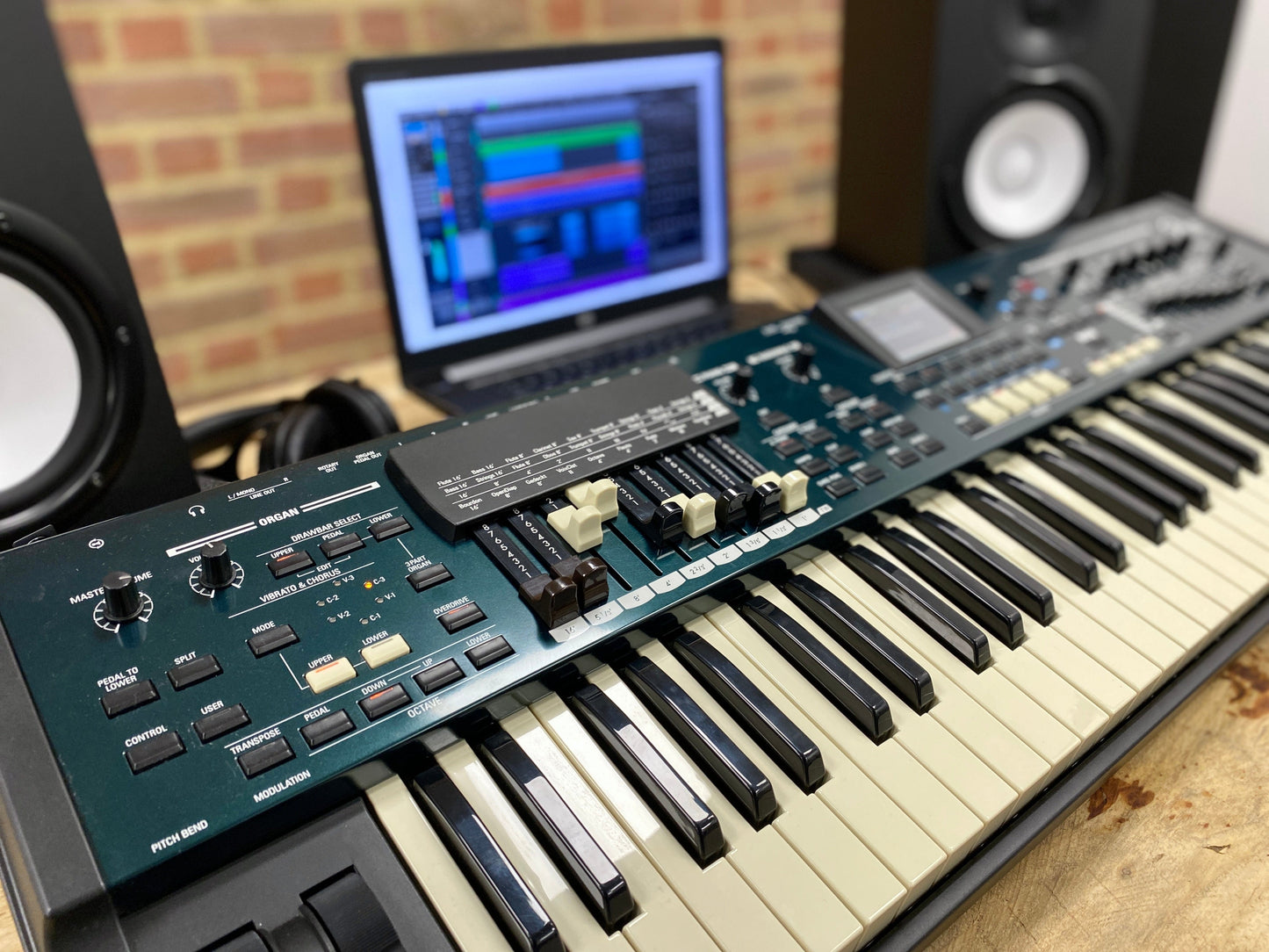 Hammond SK PRO 73 Note Stage Keyboard