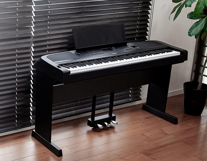 Yamaha DGX670 Black Piano Elite Package