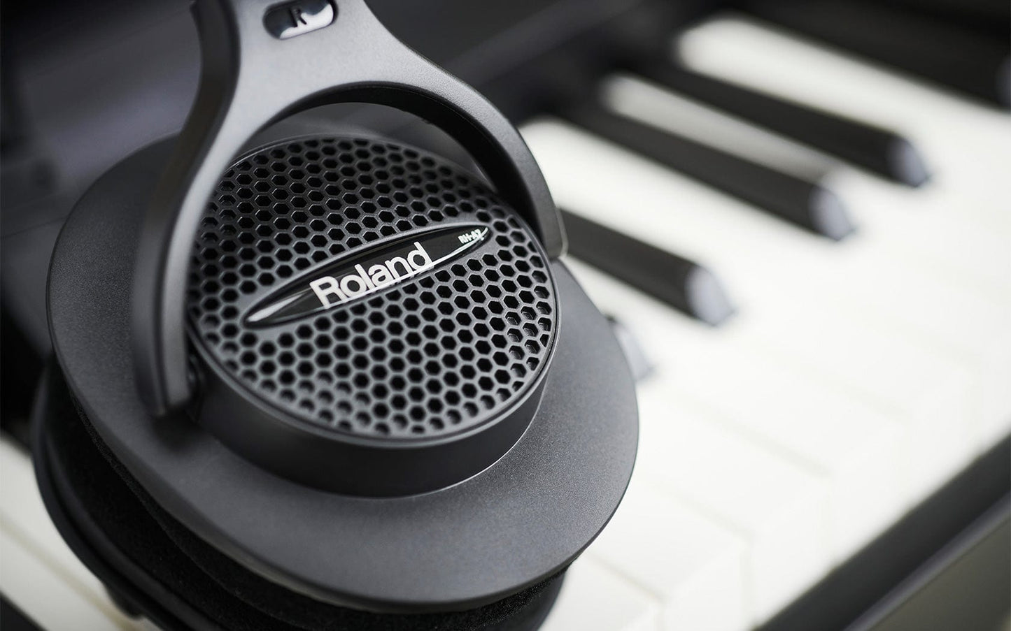 Roland RHA7 Monitor Headphones: Black