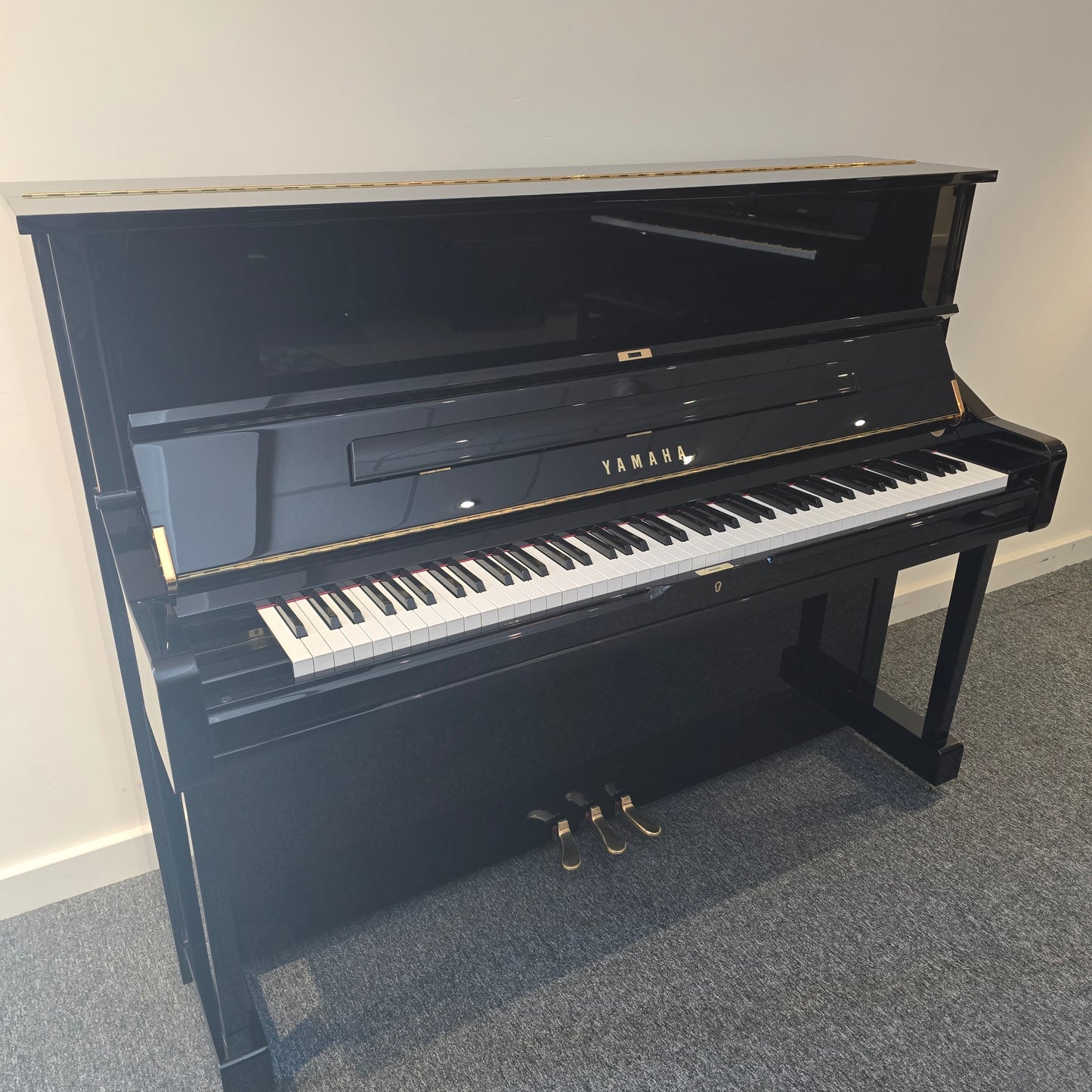 Yamaha U1 Upright Piano in Polished Ebony; Serial No: 6343060 | Second Hand