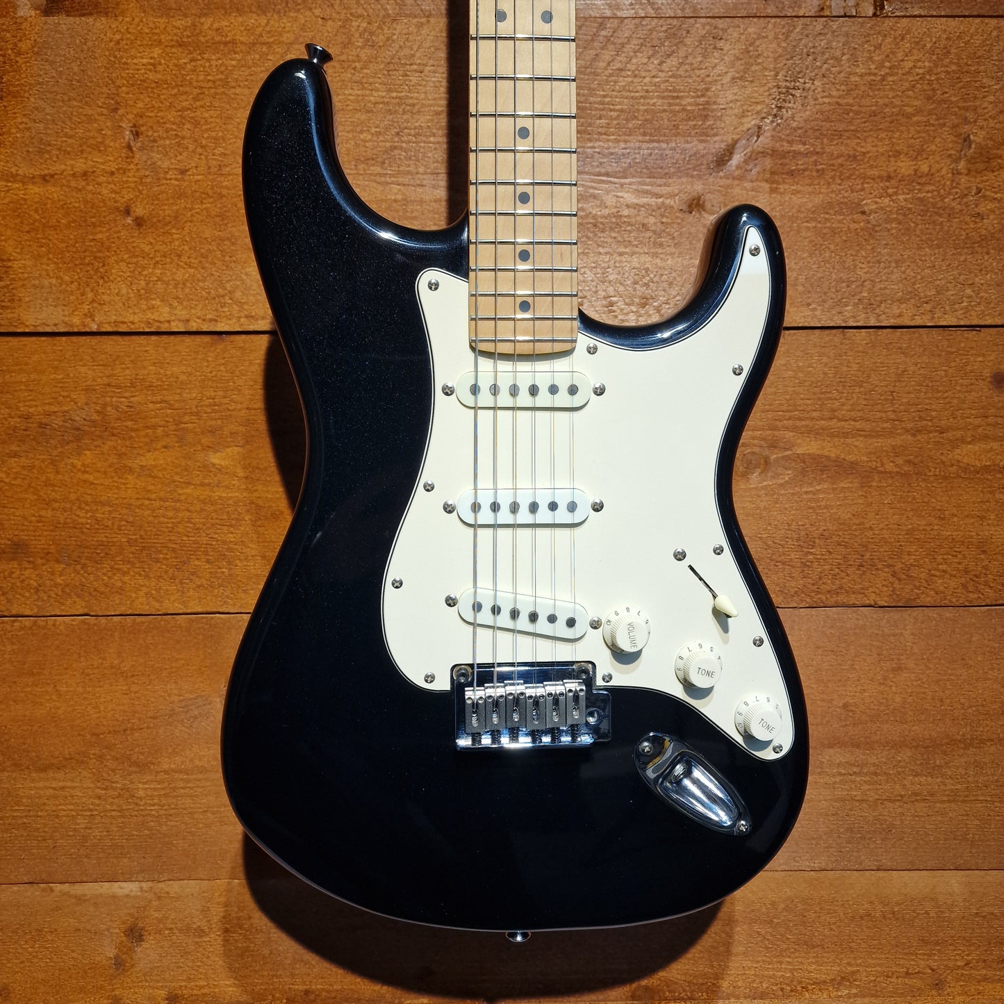 Squier Standard Stratocaster; Black: Serial Number: ICS13092185 | Second Hand