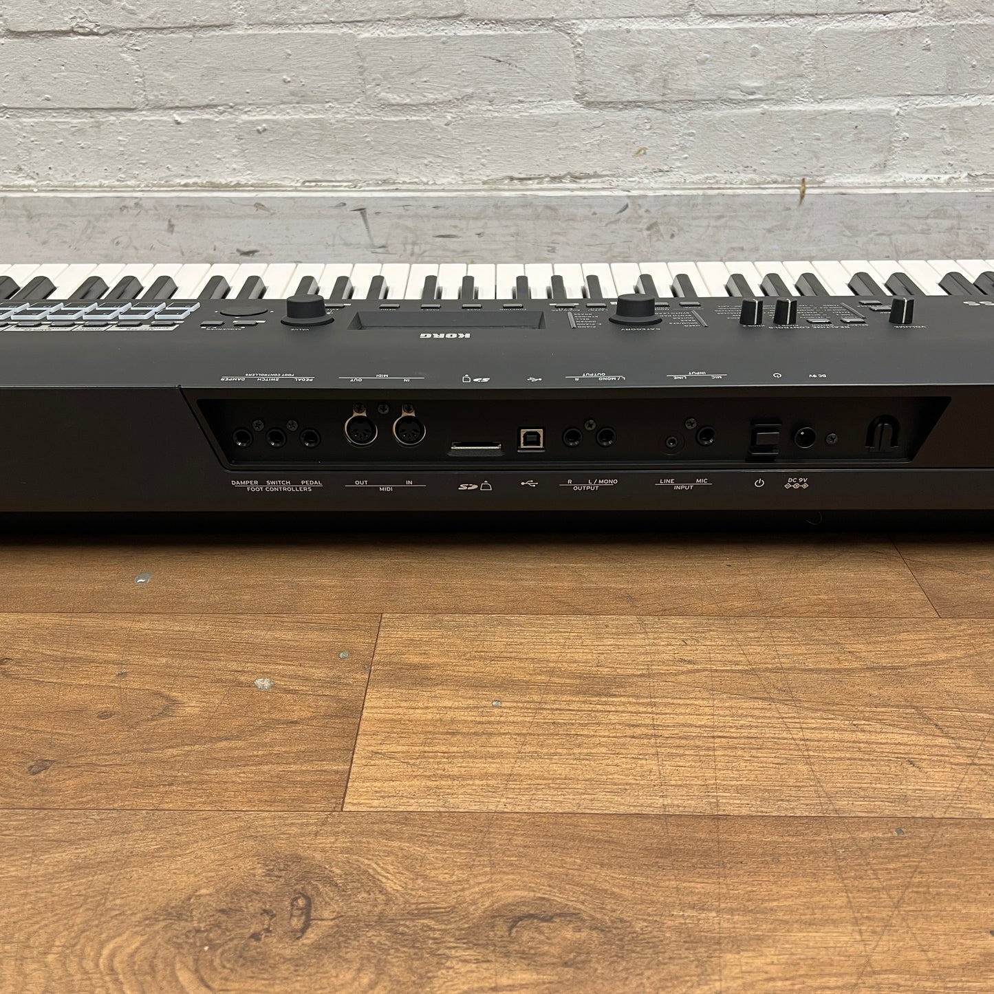Korg Kross 2 88 Key Synthesizer Workstation, Matt Black; Serial No: 9065 | B Stock