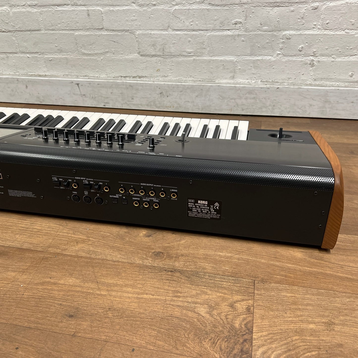 Korg Kronos 2 88 Workstation Keyboard; Serial No: 209256 | Second Hand