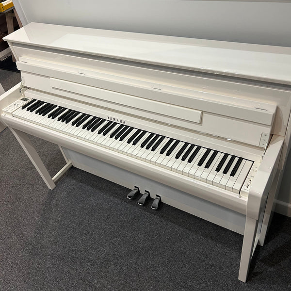 Second Hand Yamaha CLP685 Digital Piano; Polished White With Adjustable Stool: Serial No: BCZN01004