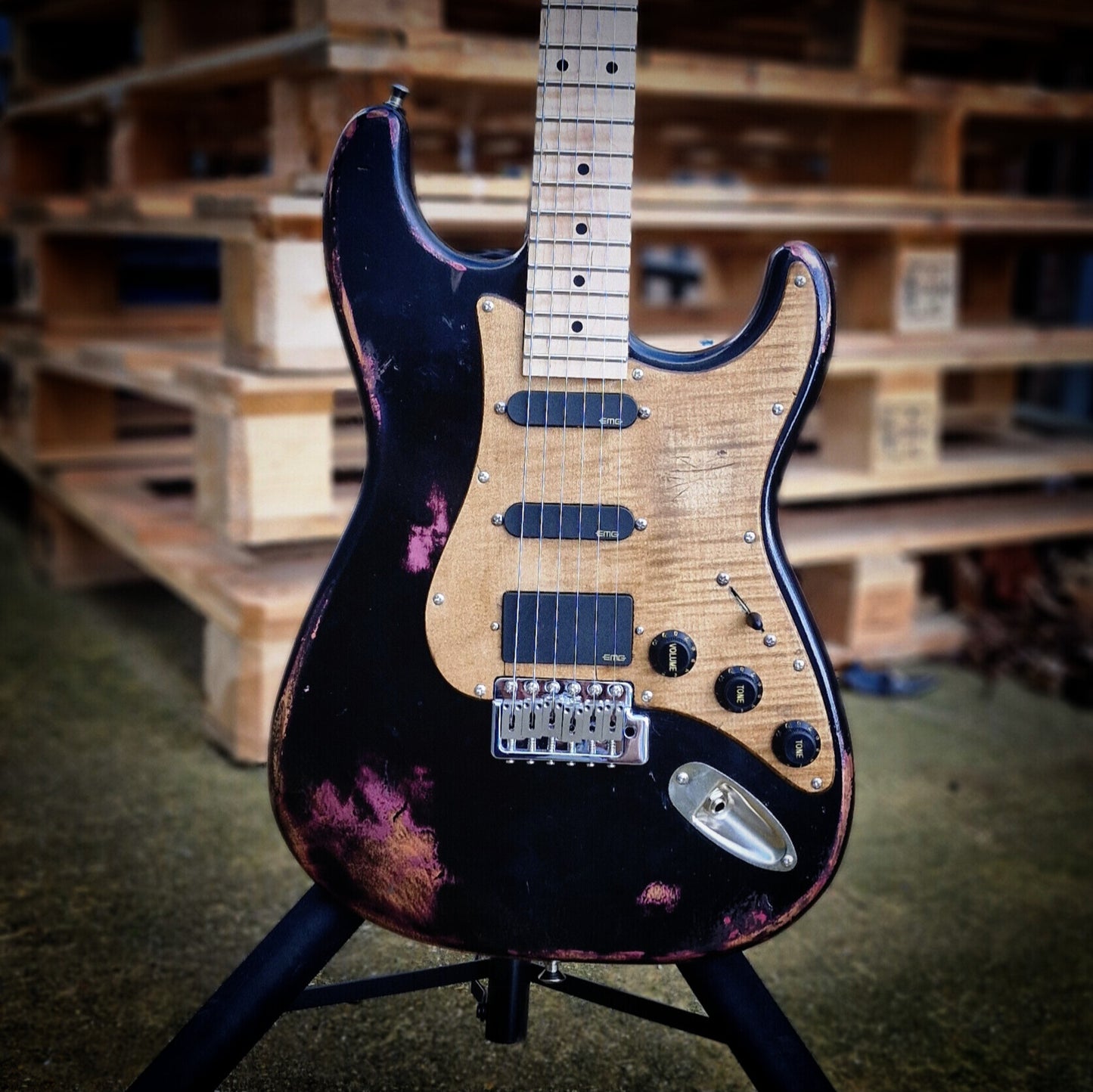 Moore Guitars Samuel; Black O/ Pink #008