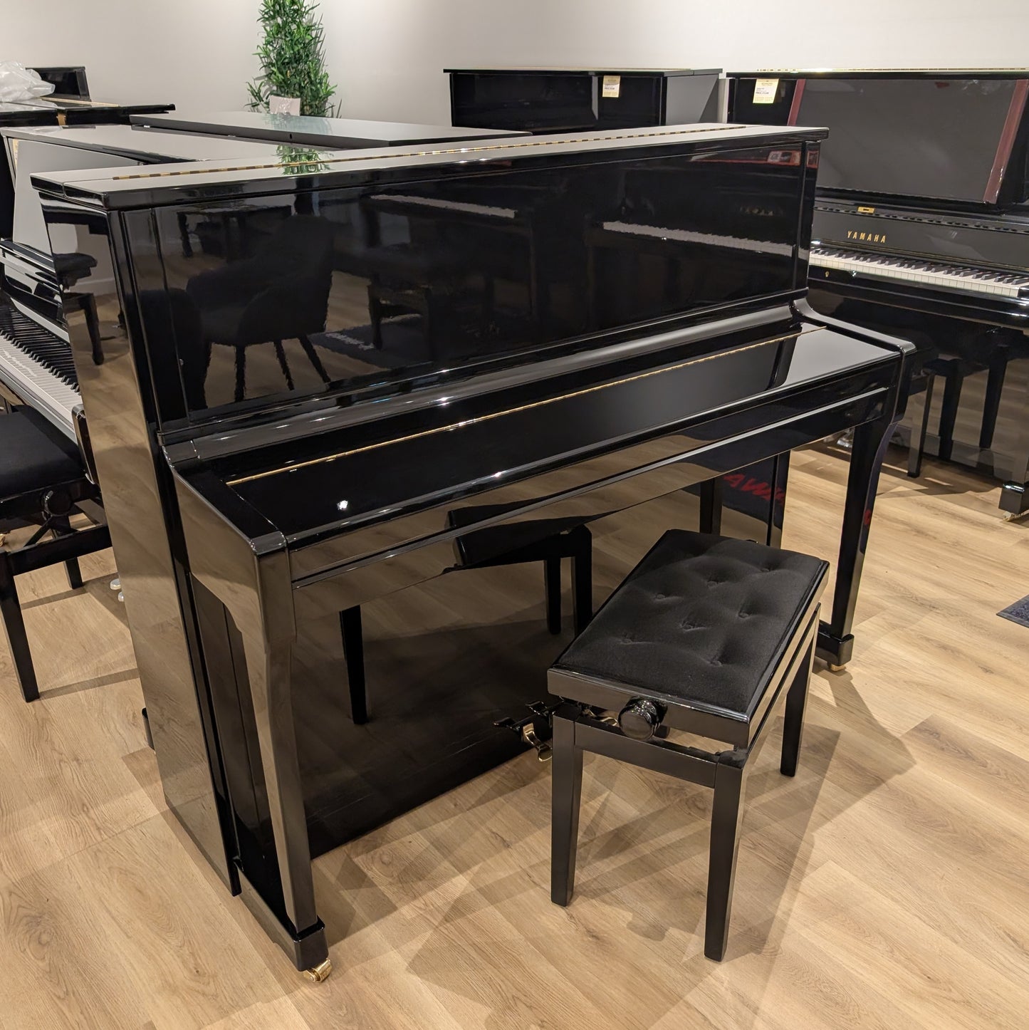 Second Hand Schimmel 122SE Upright Piano in Polished Ebony; SN: 346468