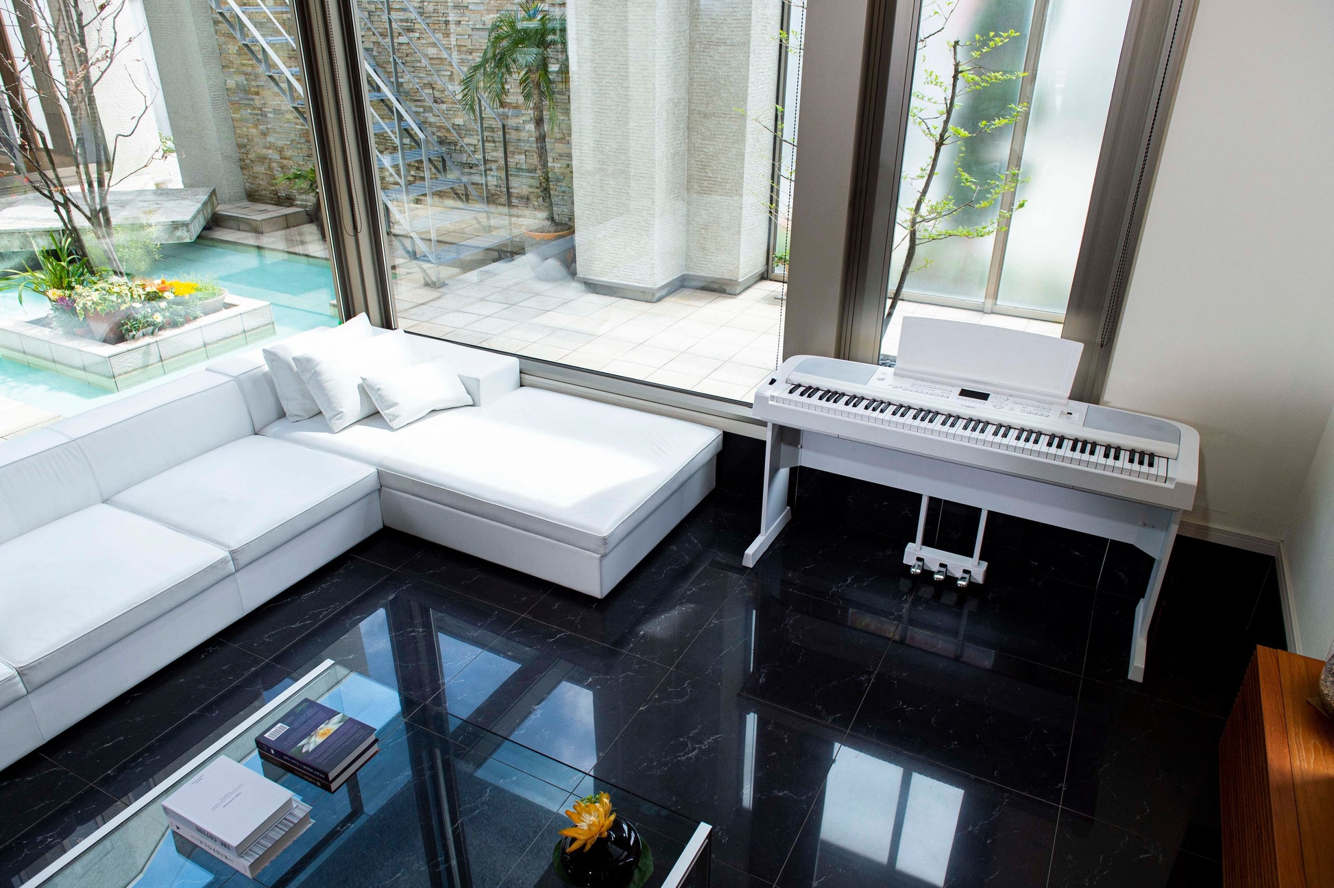 Yamaha DGX670 Digital Piano; White