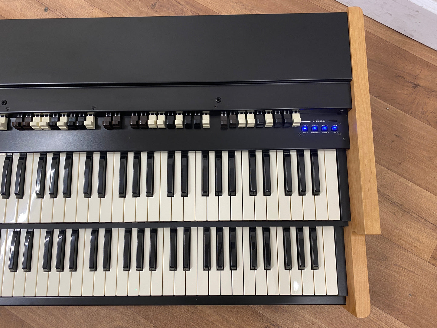 Second Hand Viscount Legend Live Key B Organ Serial No: 8216747