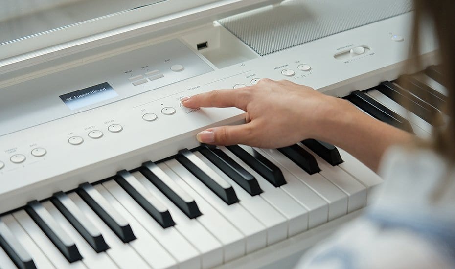 Kawai ES520 Digital Piano; White Upgraded Package