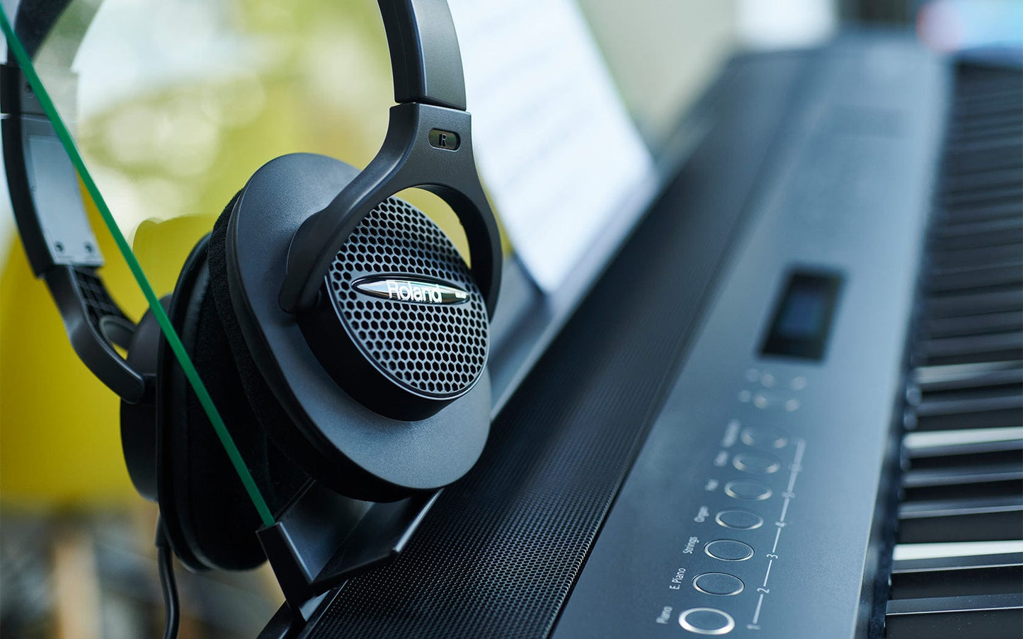 Roland RHA7 Monitor Headphones: Black